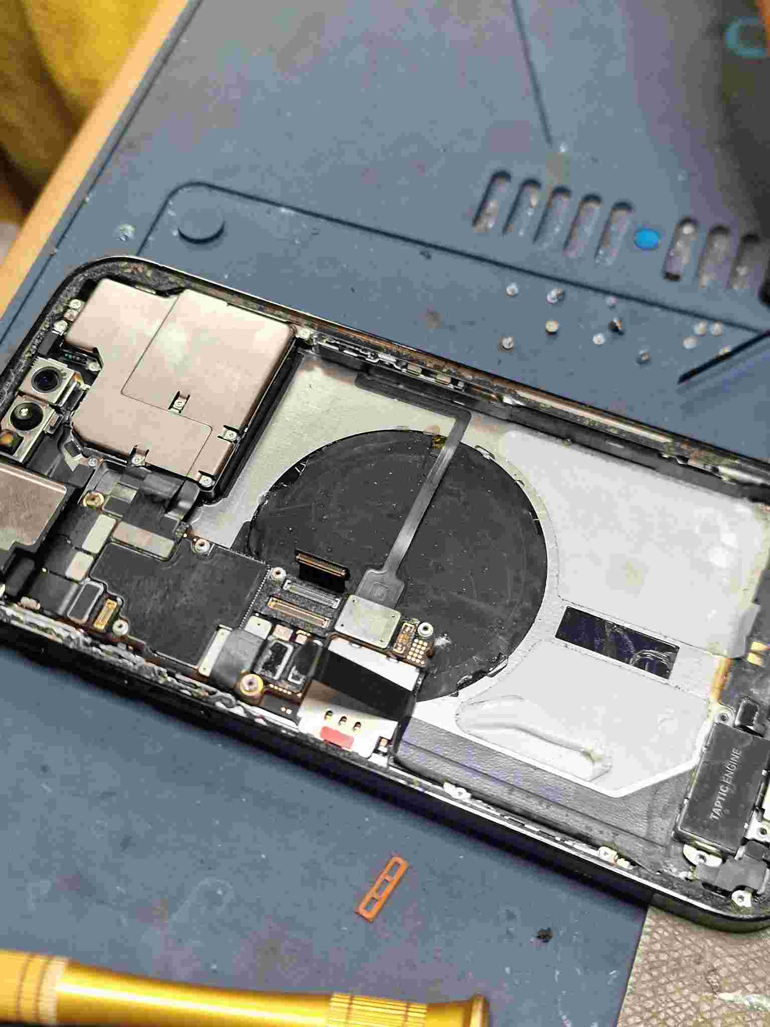 Interior de iPhone 14 Pro Max em processo de reparação após contacto com água do mar, oficina Reparação Mobile no Algarve